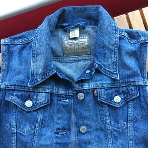 Ladies Levi’s denim vest. Size Medium